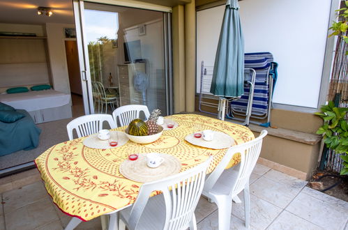 Photo 11 - 1 bedroom Apartment in Bormes-les-Mimosas with swimming pool and sea view