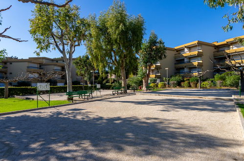 Foto 17 - Appartamento con 1 camera da letto a Bormes-les-Mimosas con piscina e vista mare