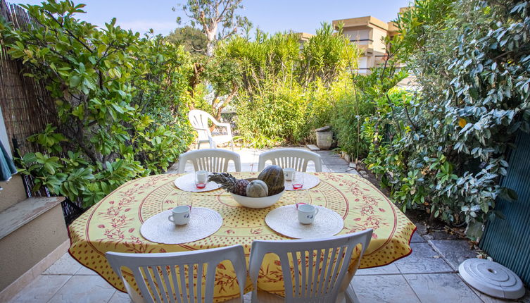 Foto 1 - Apartamento de 1 habitación en Bormes-les-Mimosas con piscina y vistas al mar