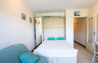 Foto 3 - Appartamento con 1 camera da letto a Bormes-les-Mimosas con piscina e vista mare