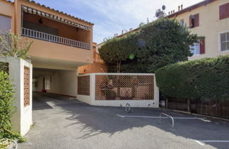 Photo 2 - Apartment in Saint-Cyr-sur-Mer with terrace and sea view