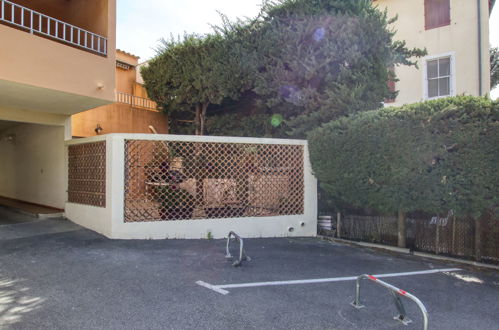 Photo 19 - Apartment in Saint-Cyr-sur-Mer with garden and terrace