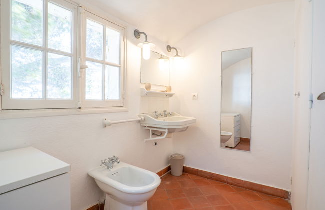 5 bedroom House in Saint-Raphaël with garden and terrace - Photo 29