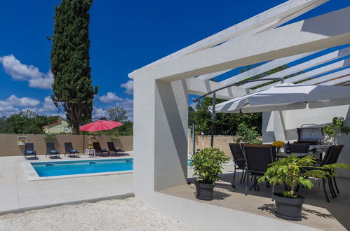 Photo 2 - Maison de 2 chambres à Marčana avec piscine privée et jardin