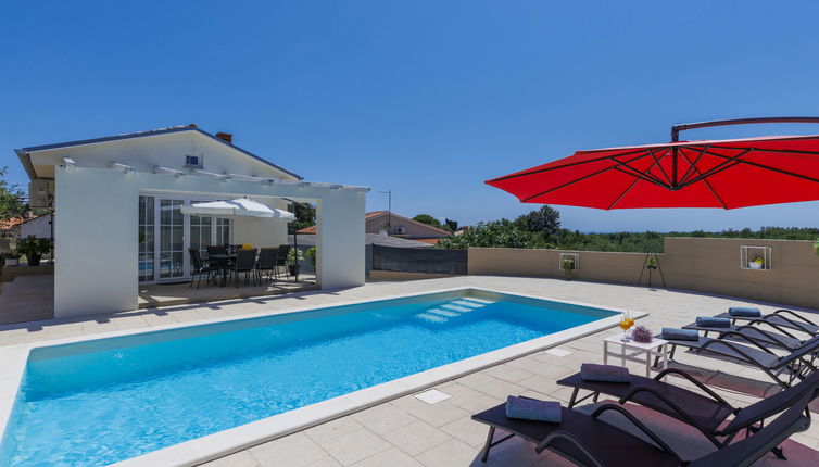 Photo 1 - Maison de 2 chambres à Marčana avec piscine privée et jardin