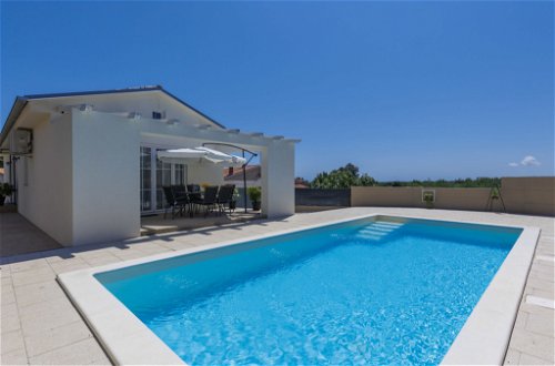 Foto 22 - Casa de 2 quartos em Marčana com piscina privada e vistas do mar