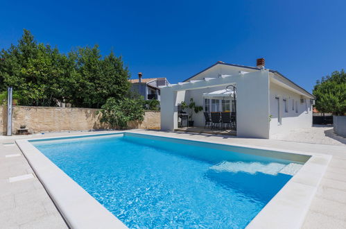 Foto 8 - Casa de 2 quartos em Marčana com piscina privada e jardim