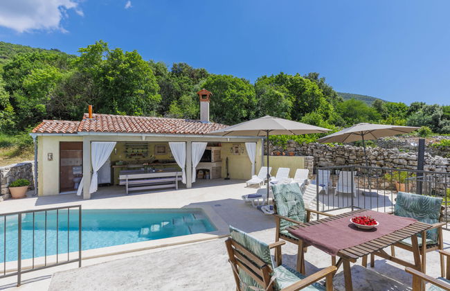 Casa de 5 quartos em Raša com piscina privada e jardim - Foto 1