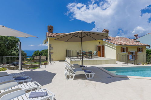 Foto 3 - Casa de 4 quartos em Raša com piscina privada e vistas do mar