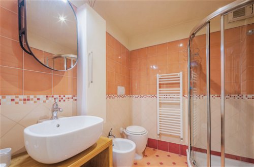 Foto 25 - Appartamento con 2 camere da letto a Camaiore con vista mare