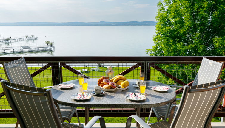 Foto 1 - Appartamento con 1 camera da letto a Balatonőszöd con vista sulle montagne