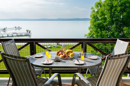 Foto 1 - Appartamento con 1 camera da letto a Balatonőszöd con vista sulle montagne