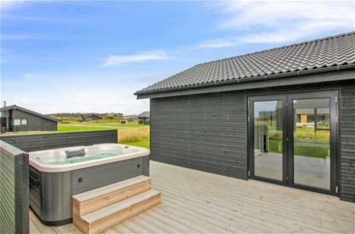 Photo 22 - 3 bedroom House in Harrerenden with terrace and hot tub