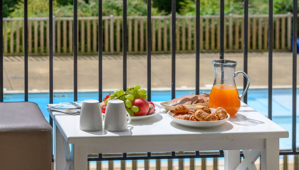 3 bedroom Apartment in Baden with swimming pool and garden - Photo 1