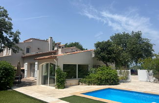 Foto 2 - Casa con 3 camere da letto a Bagnols-en-Forêt con piscina privata e giardino