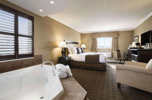 Photo 12 - Ramada by Wyndham Surrey/Langley