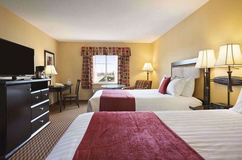 Photo 11 - Ramada by Wyndham Surrey/Langley