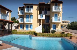 Photo 2 - Mareva Apartments