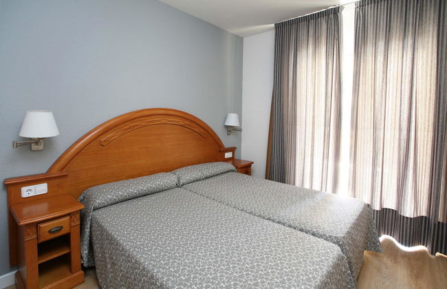 Apartamentos Turisticos Jardines del Plaza - Photo 4