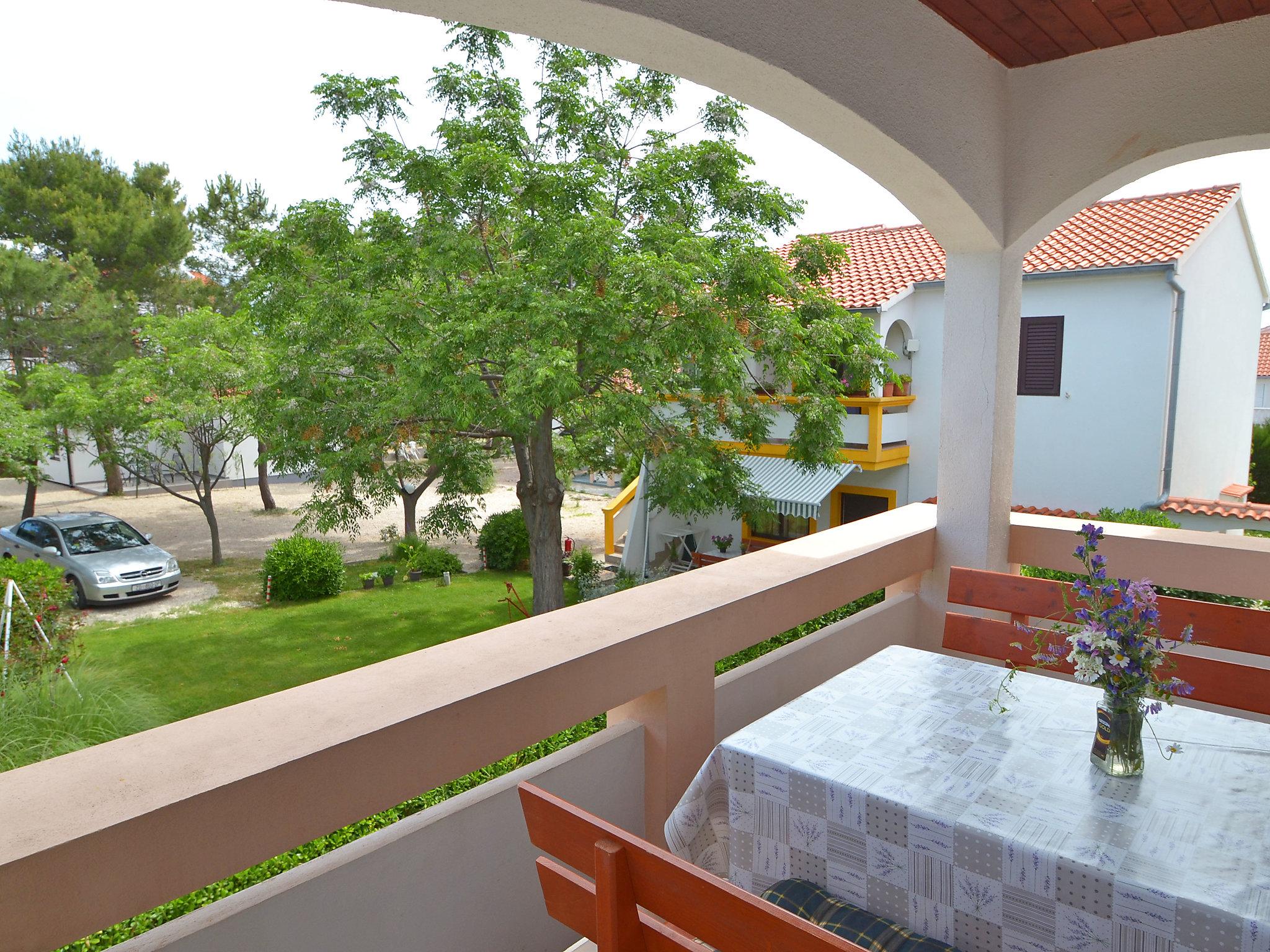 Foto 2 - Appartamento con 2 camere da letto a Vir con piscina e vista mare