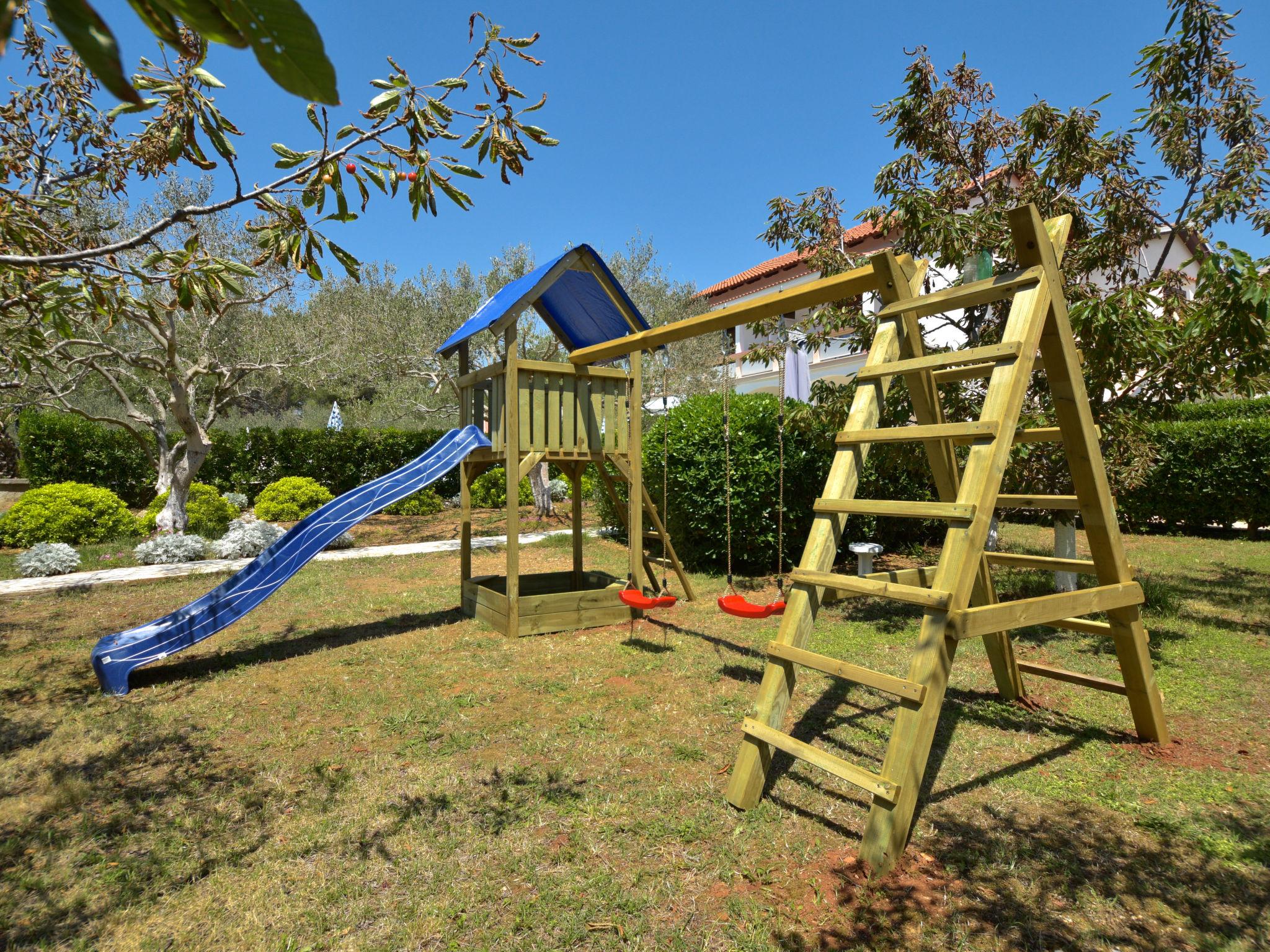 Foto 18 - Appartamento con 2 camere da letto a Vir con piscina e giardino