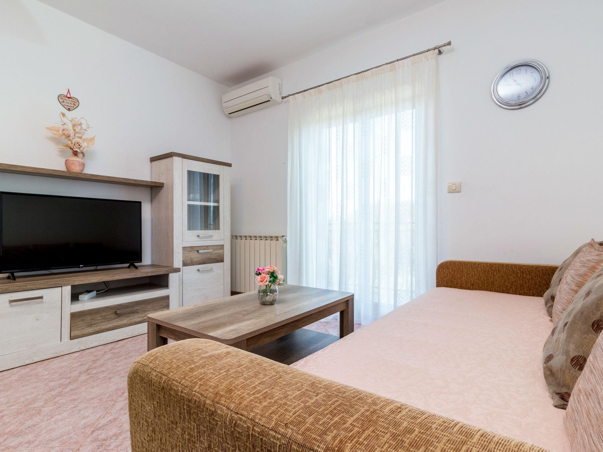 Foto 16 - Casa con 3 camere da letto a Višnjan con piscina privata e vista mare