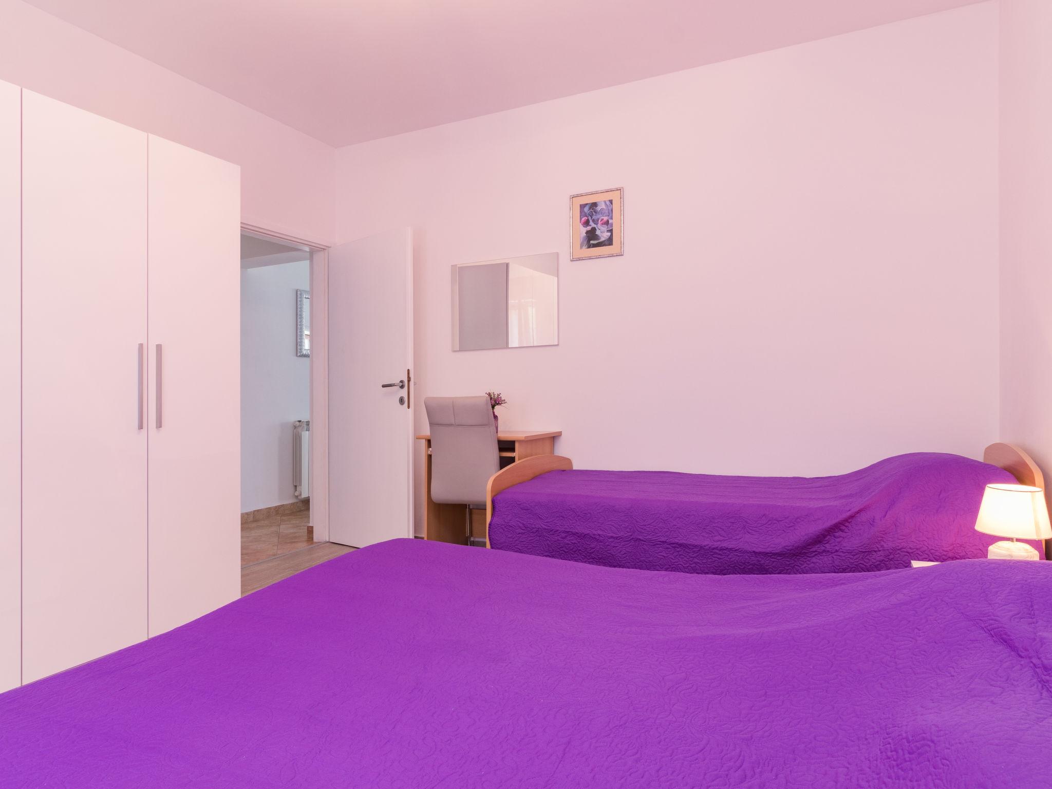 Foto 20 - Casa con 3 camere da letto a Višnjan con piscina privata e vista mare