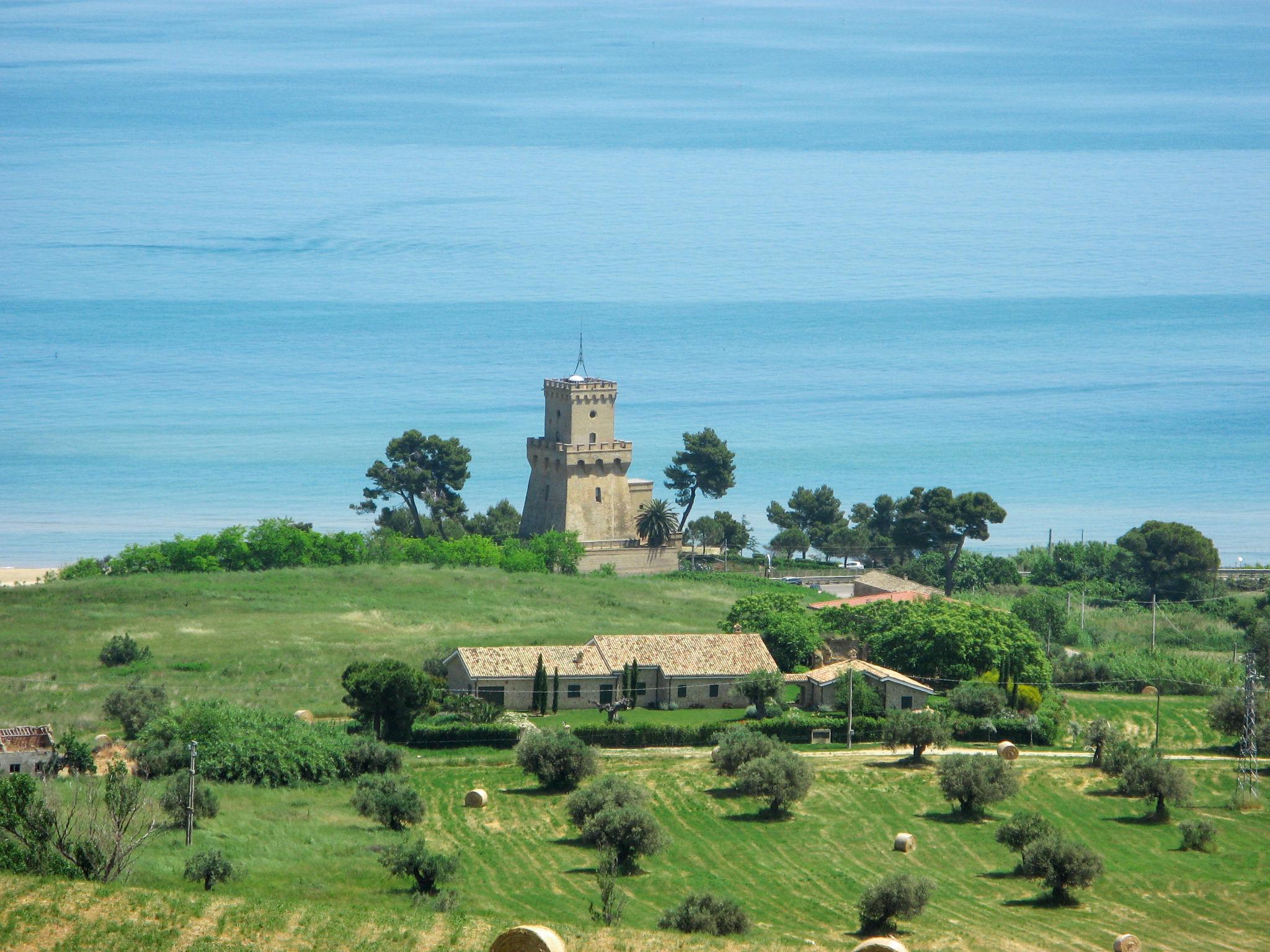 Foto 32 - Appartamento con 2 camere da letto a Città Sant'Angelo con piscina e vista mare