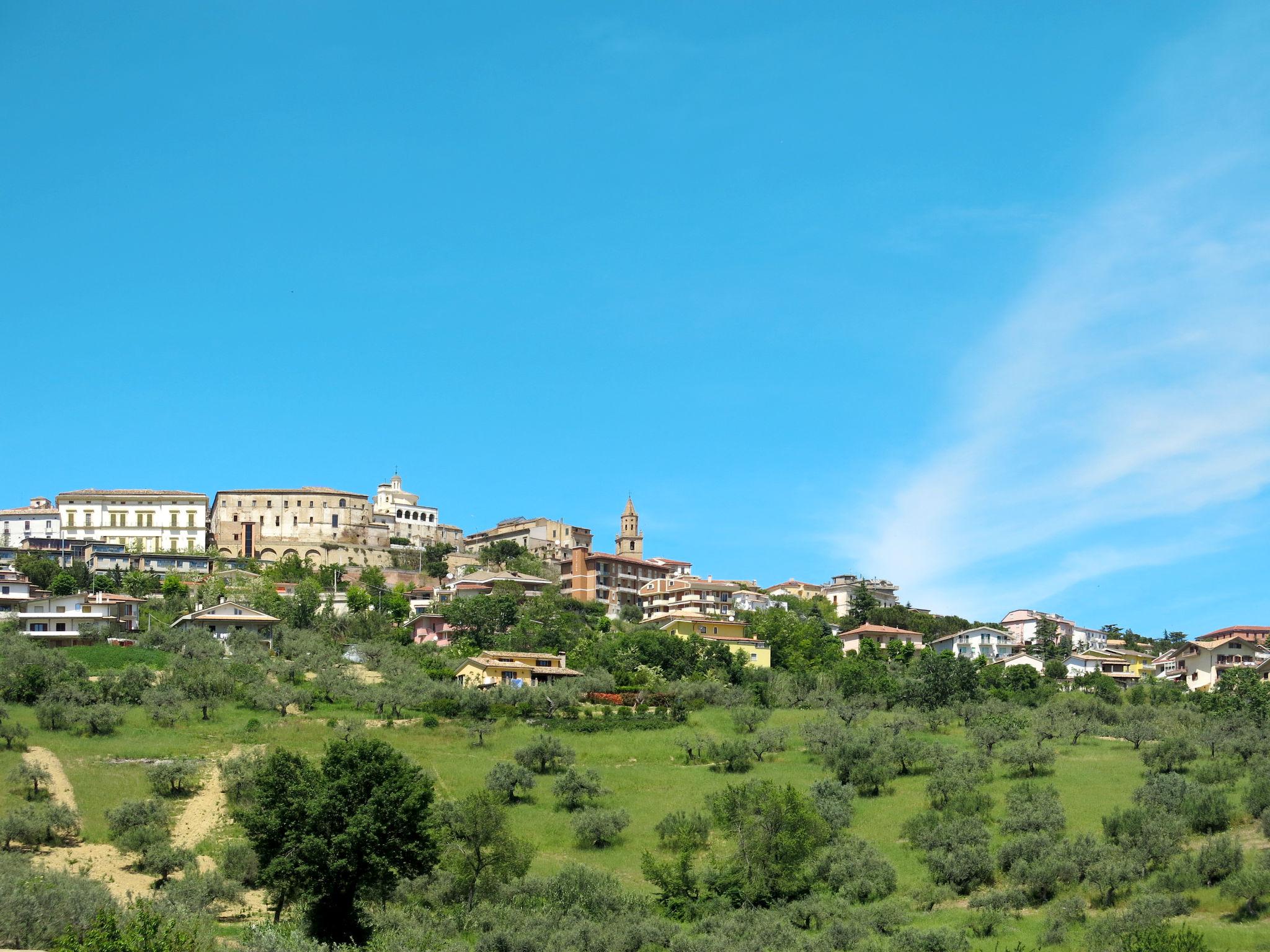 Foto 31 - Appartamento con 2 camere da letto a Città Sant'Angelo con piscina e vista mare