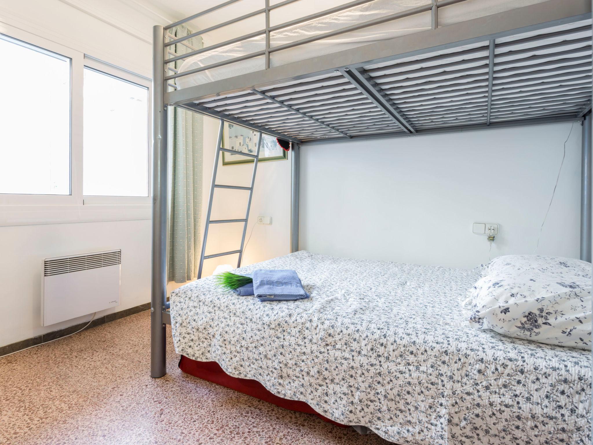 Foto 13 - Appartamento con 2 camere da letto a Roses con giardino e vista mare
