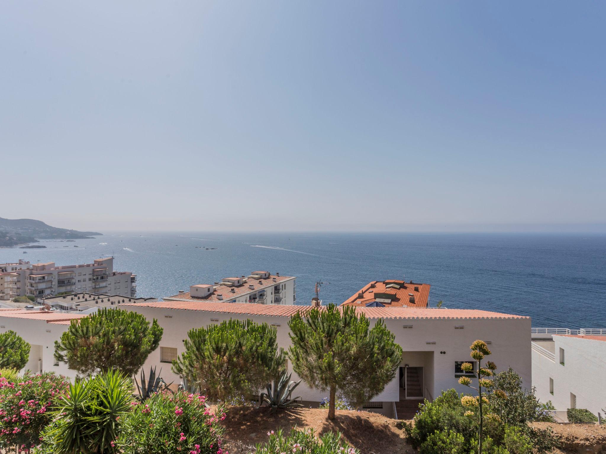 Photo 5 - 2 bedroom Apartment in Roses with garden and sea view