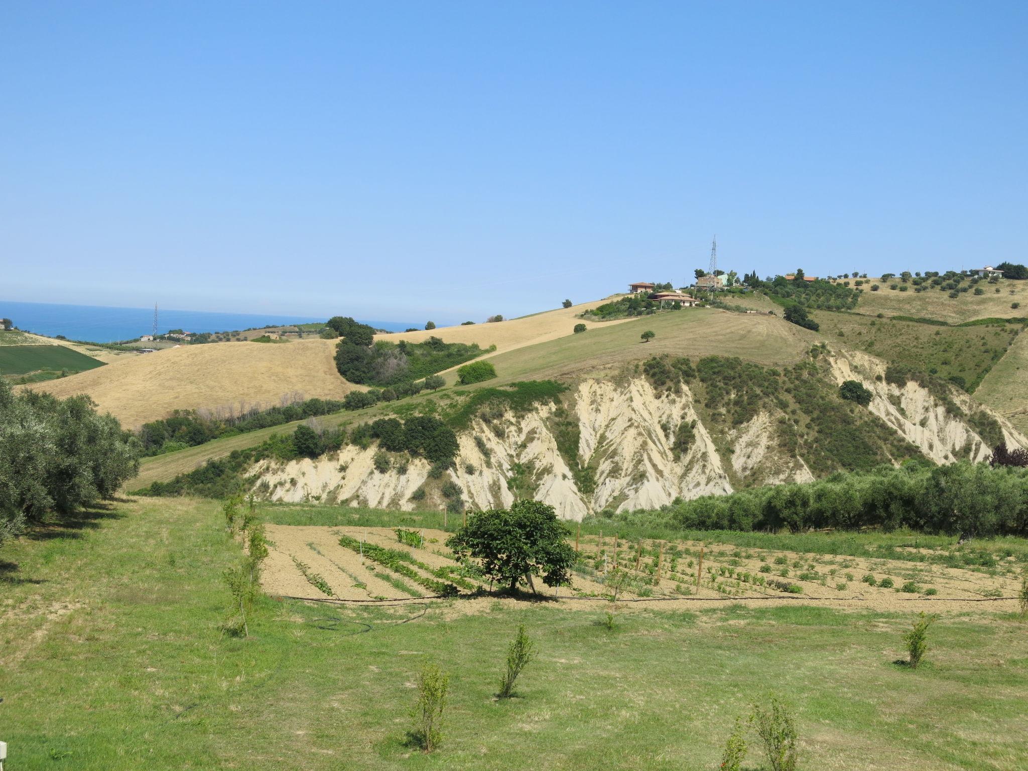 Photo 23 - 2 bedroom House in Roseto degli Abruzzi with swimming pool and garden