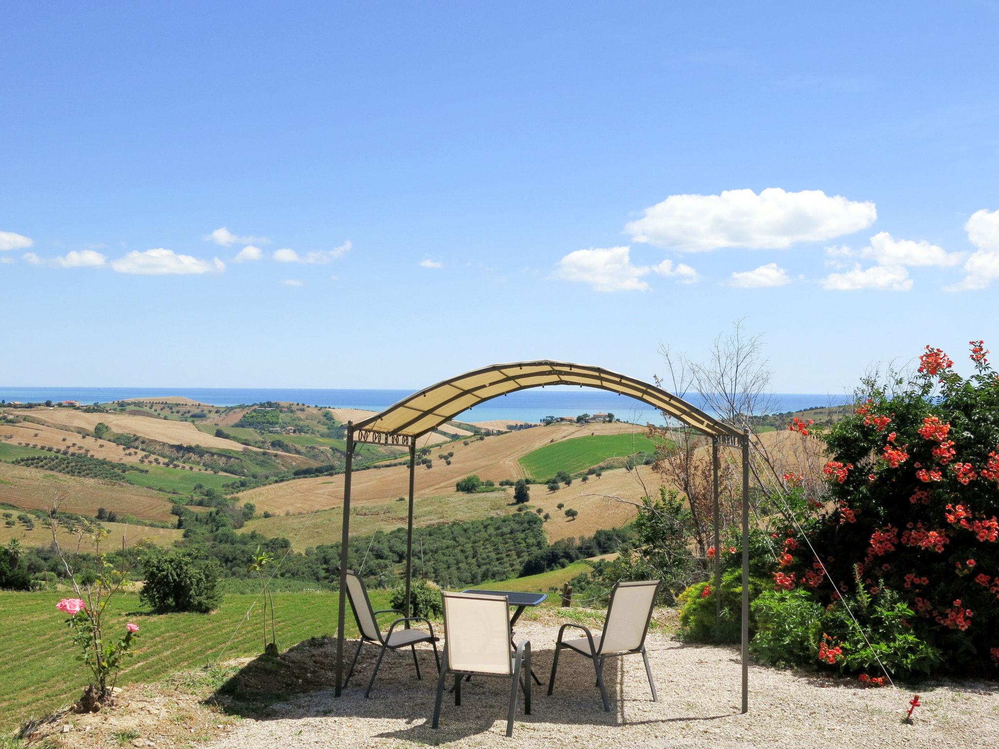 Photo 3 - Maison de 2 chambres à Roseto degli Abruzzi avec piscine et vues à la mer