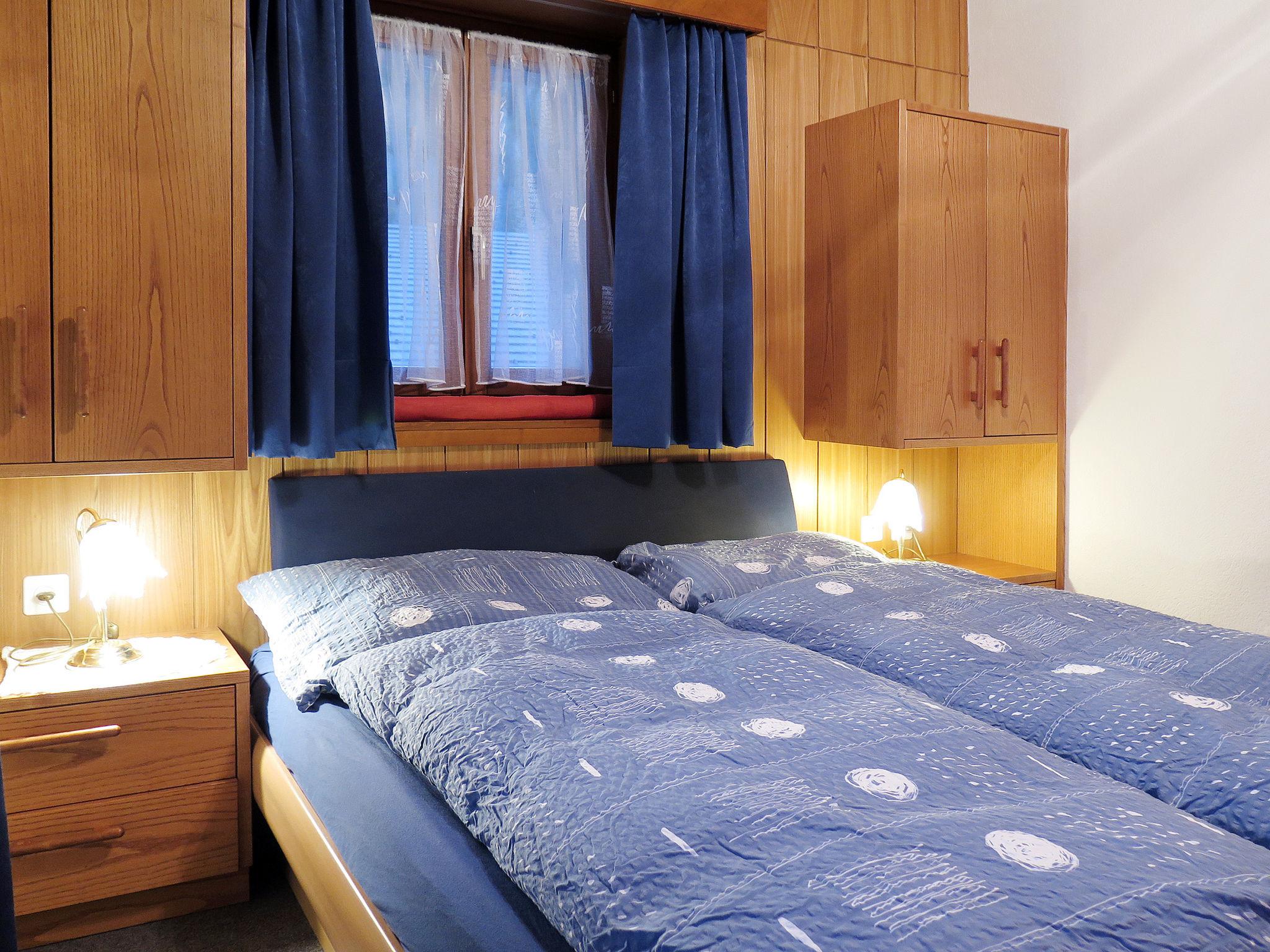 Foto 2 - Appartamento con 2 camere da letto a Saas-Grund con vasca idromassaggio e vista sulle montagne