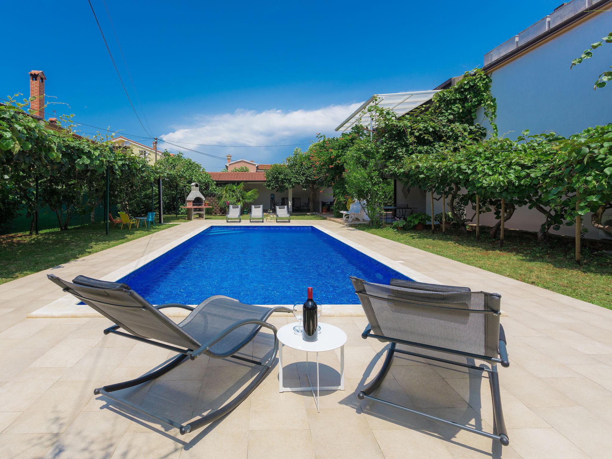 Photo 1 - Maison de 4 chambres à Umag avec piscine privée et jardin