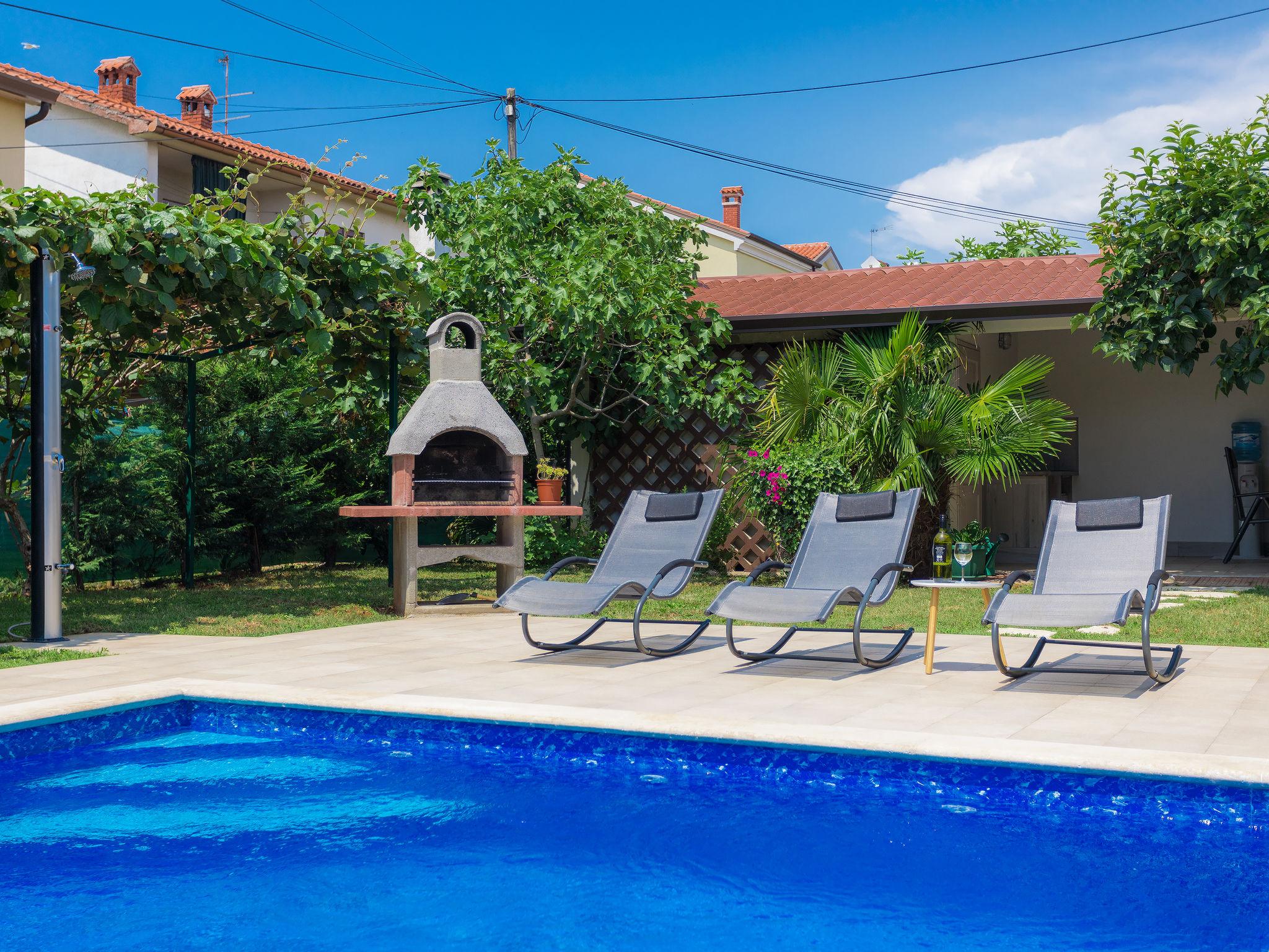 Photo 3 - Maison de 4 chambres à Umag avec piscine privée et vues à la mer