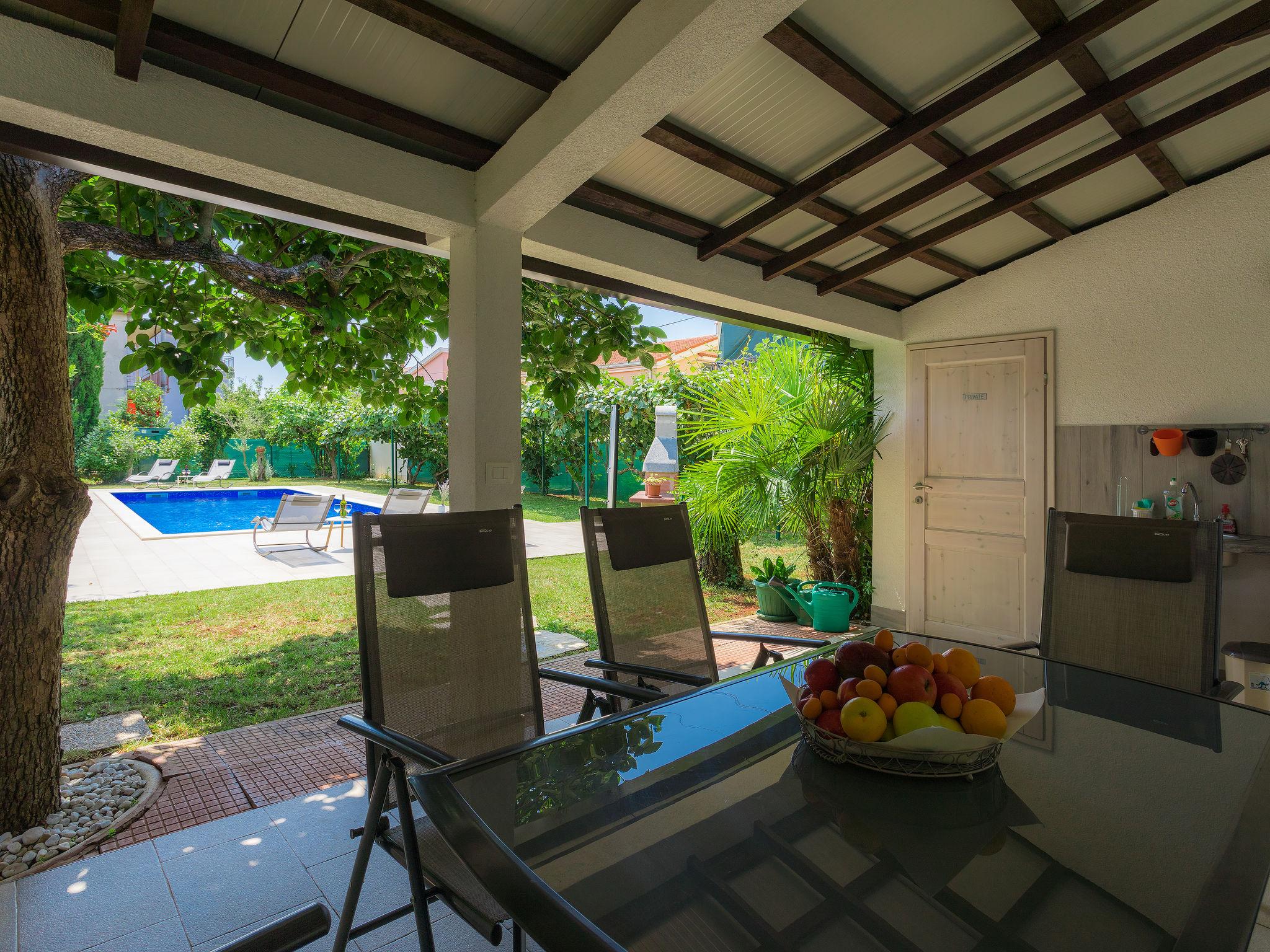 Photo 2 - Maison de 4 chambres à Umag avec piscine privée et jardin