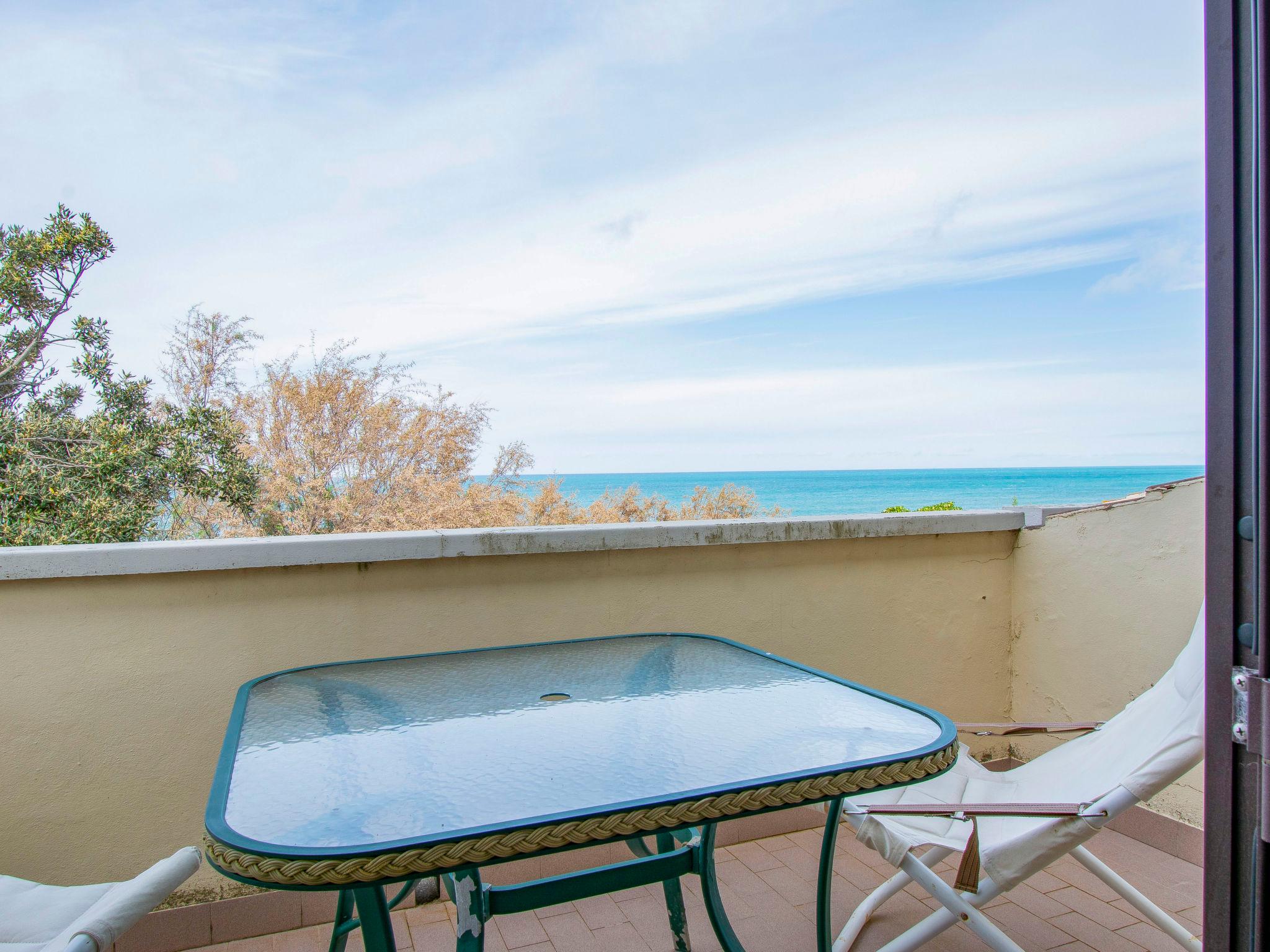 Photo 27 - 2 bedroom Apartment in San Vincenzo with garden and terrace