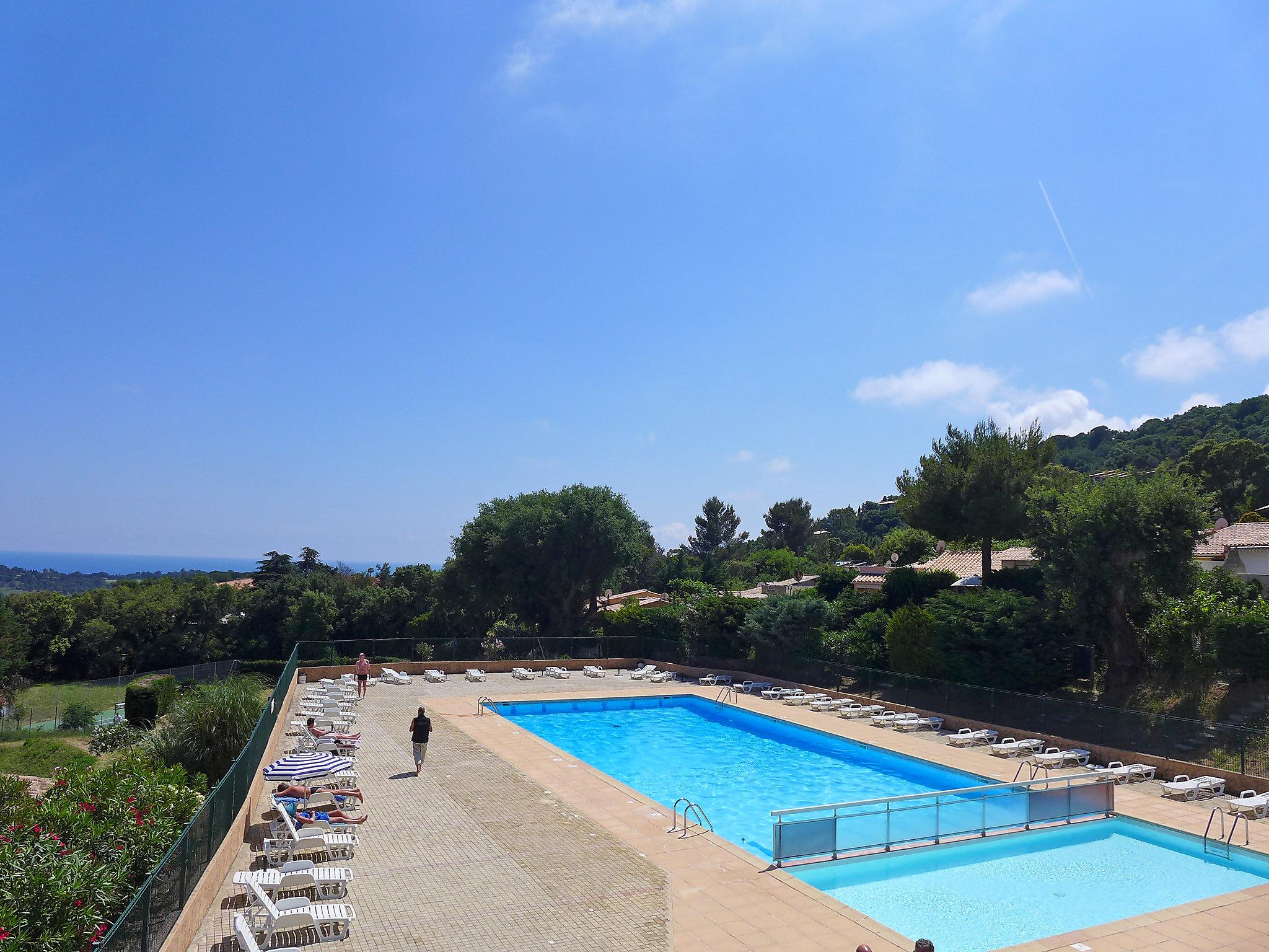 Foto 1 - Appartamento con 2 camere da letto a La Croix-Valmer con piscina e vista mare