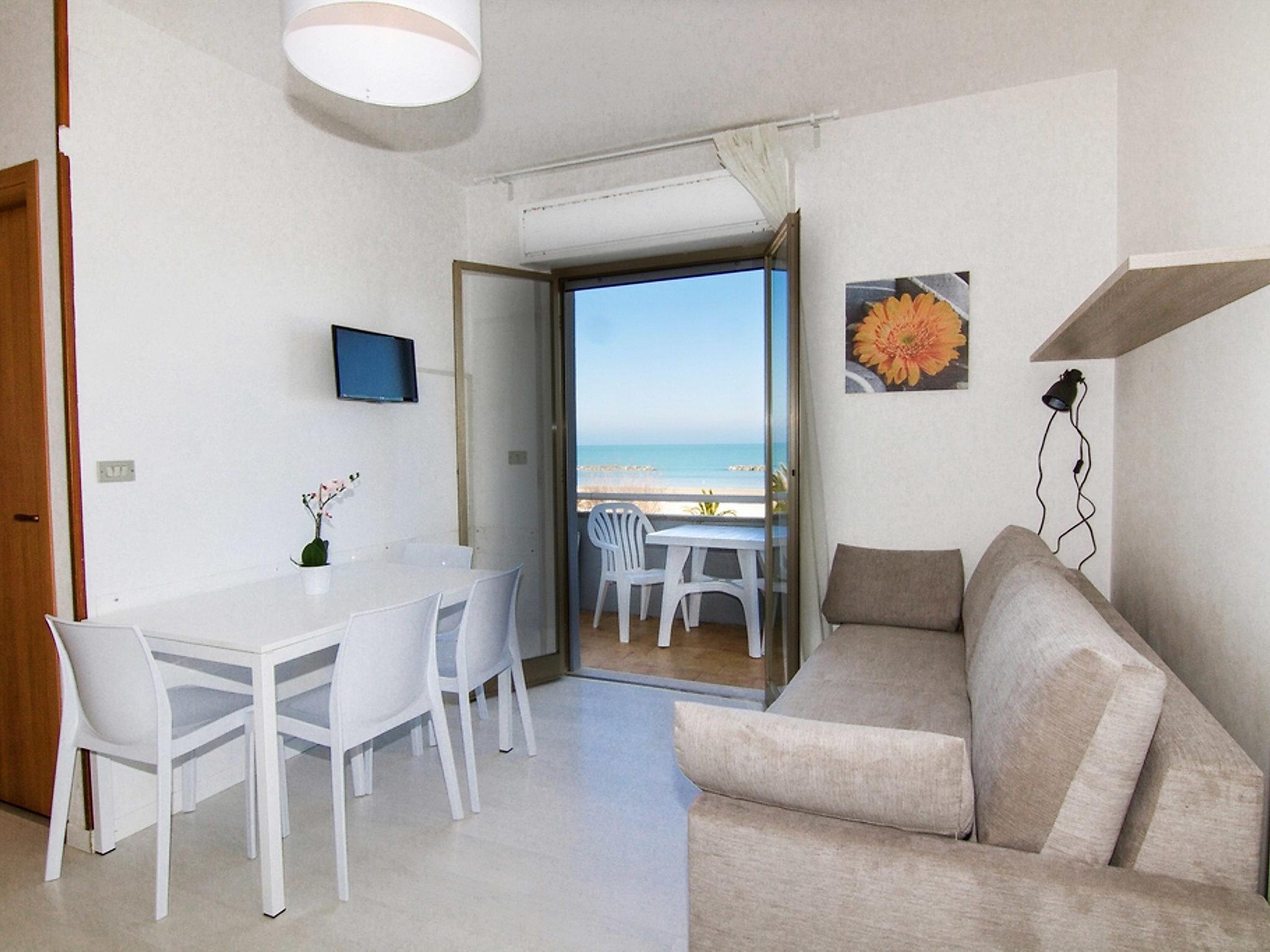 Foto 3 - Apartment mit 1 Schlafzimmer in San Benedetto del Tronto mit blick aufs meer