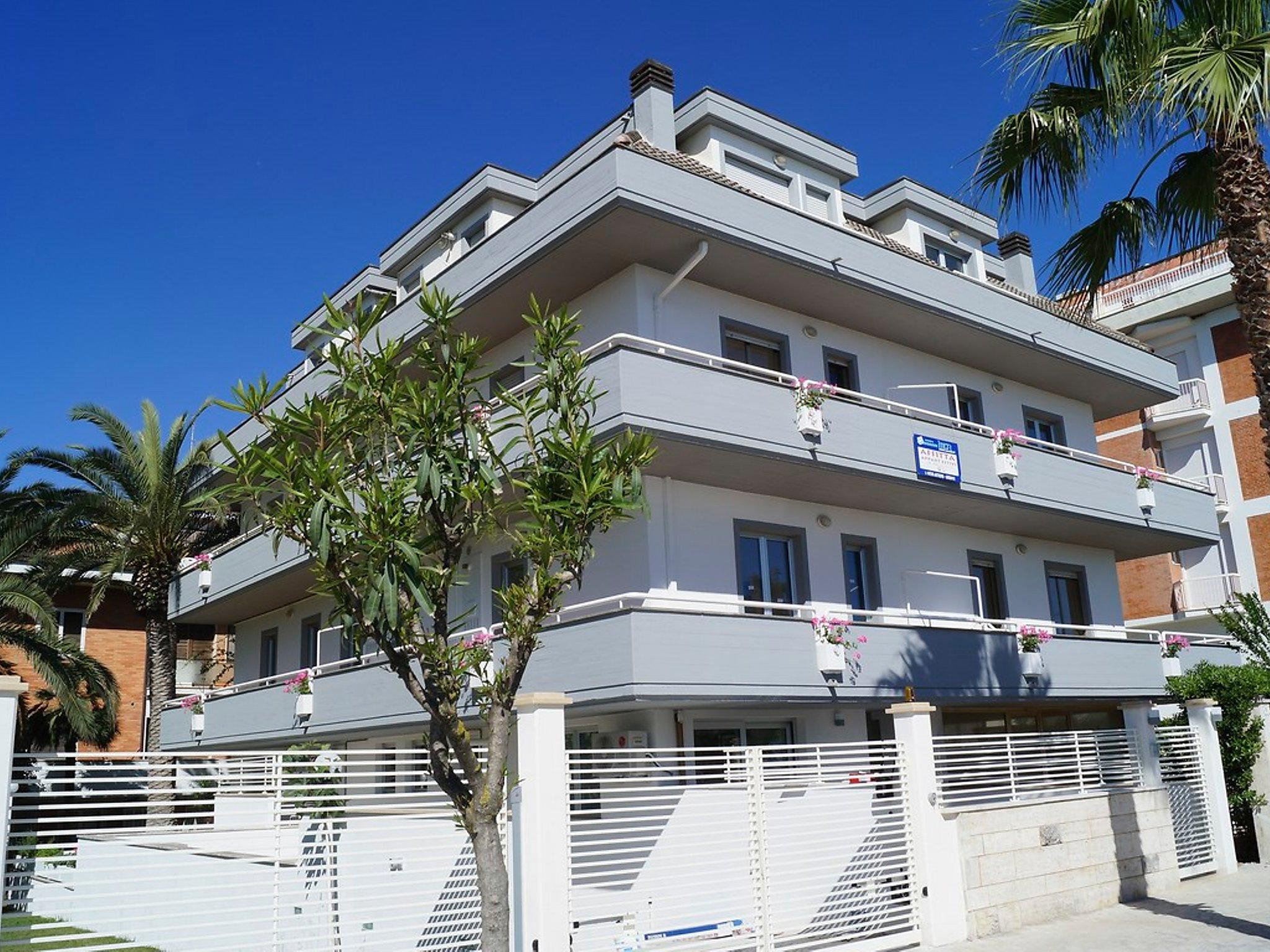 Foto 9 - Apartamento de 1 quarto em San Benedetto del Tronto com vistas do mar