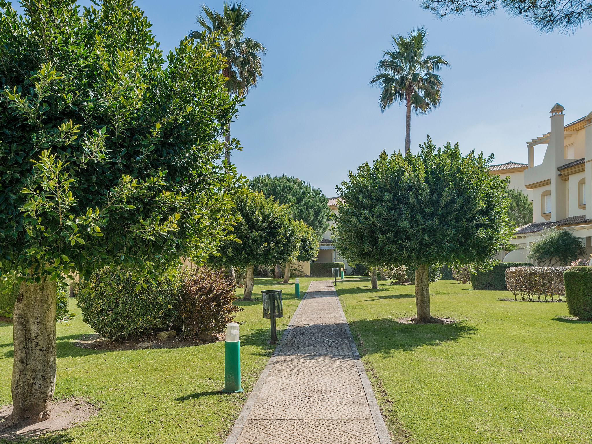 Photo 18 - 3 bedroom House in Chiclana de la Frontera with swimming pool and garden