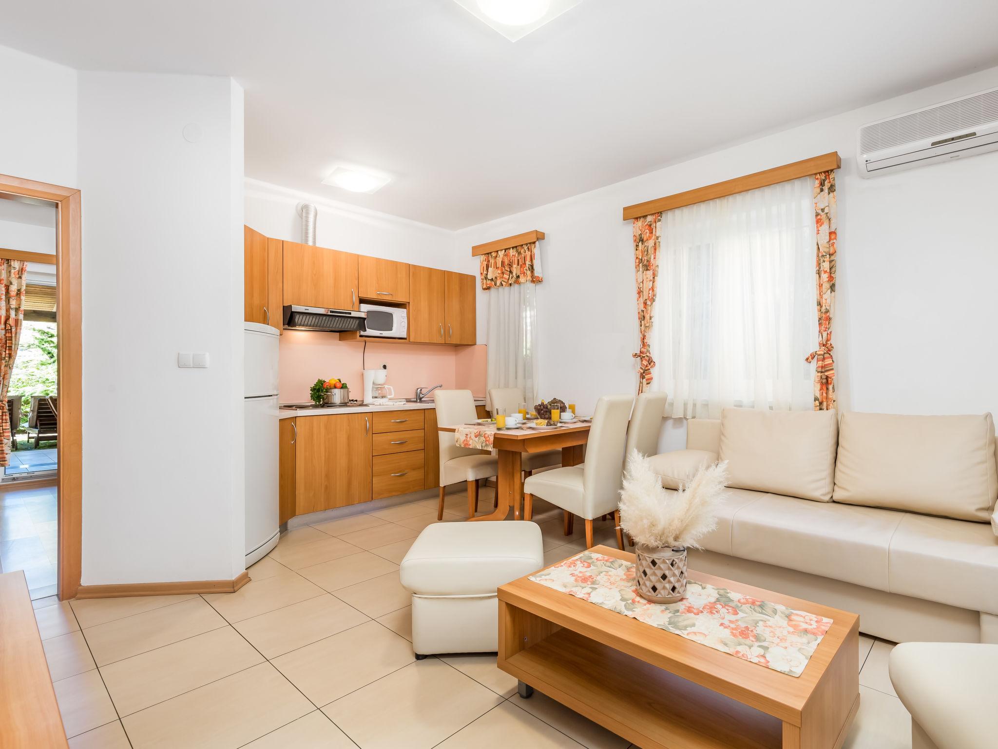 Photo 6 - 1 bedroom Apartment in Rab with swimming pool and garden