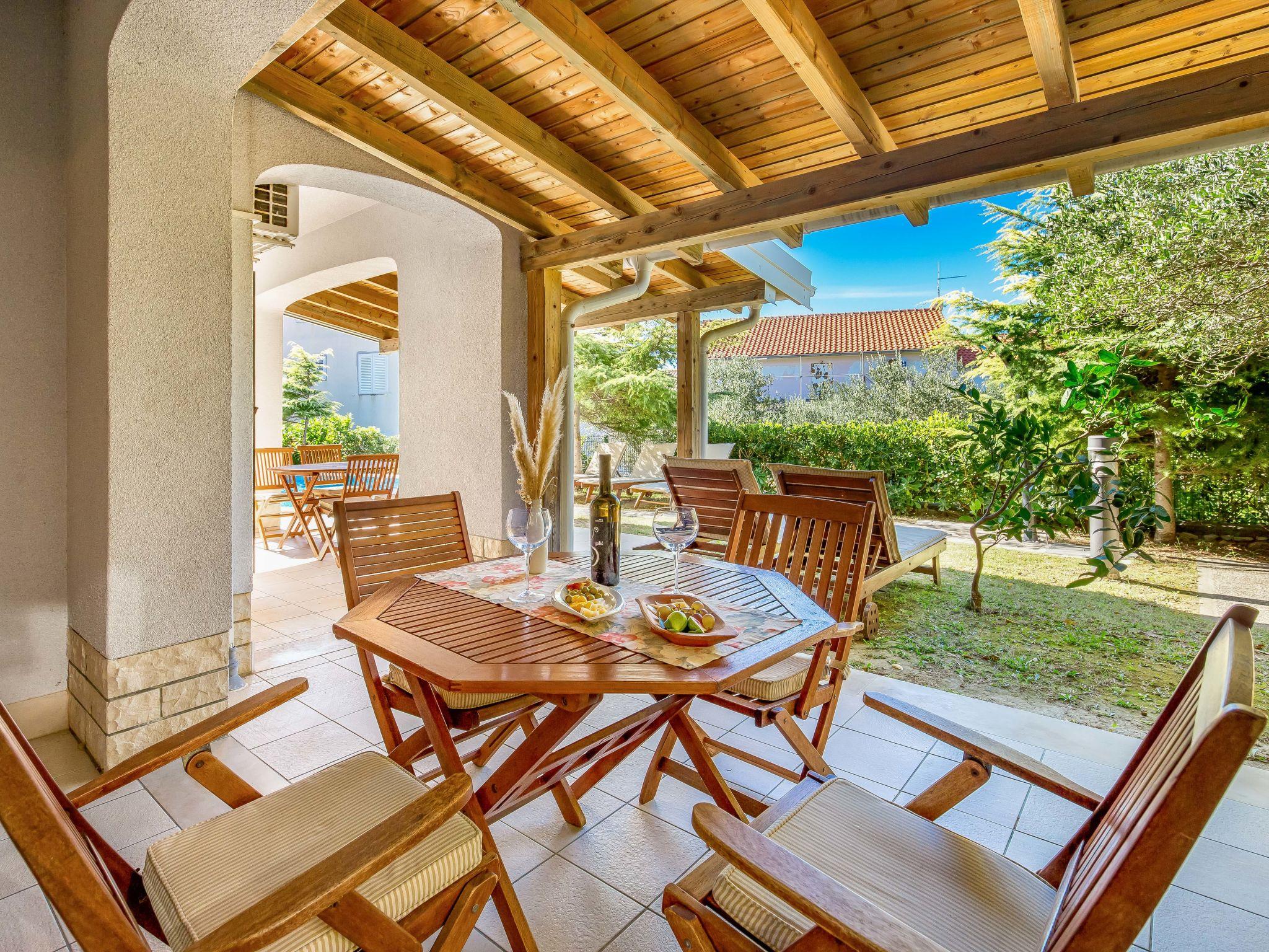 Photo 2 - Appartement de 1 chambre à Rab avec piscine et jardin