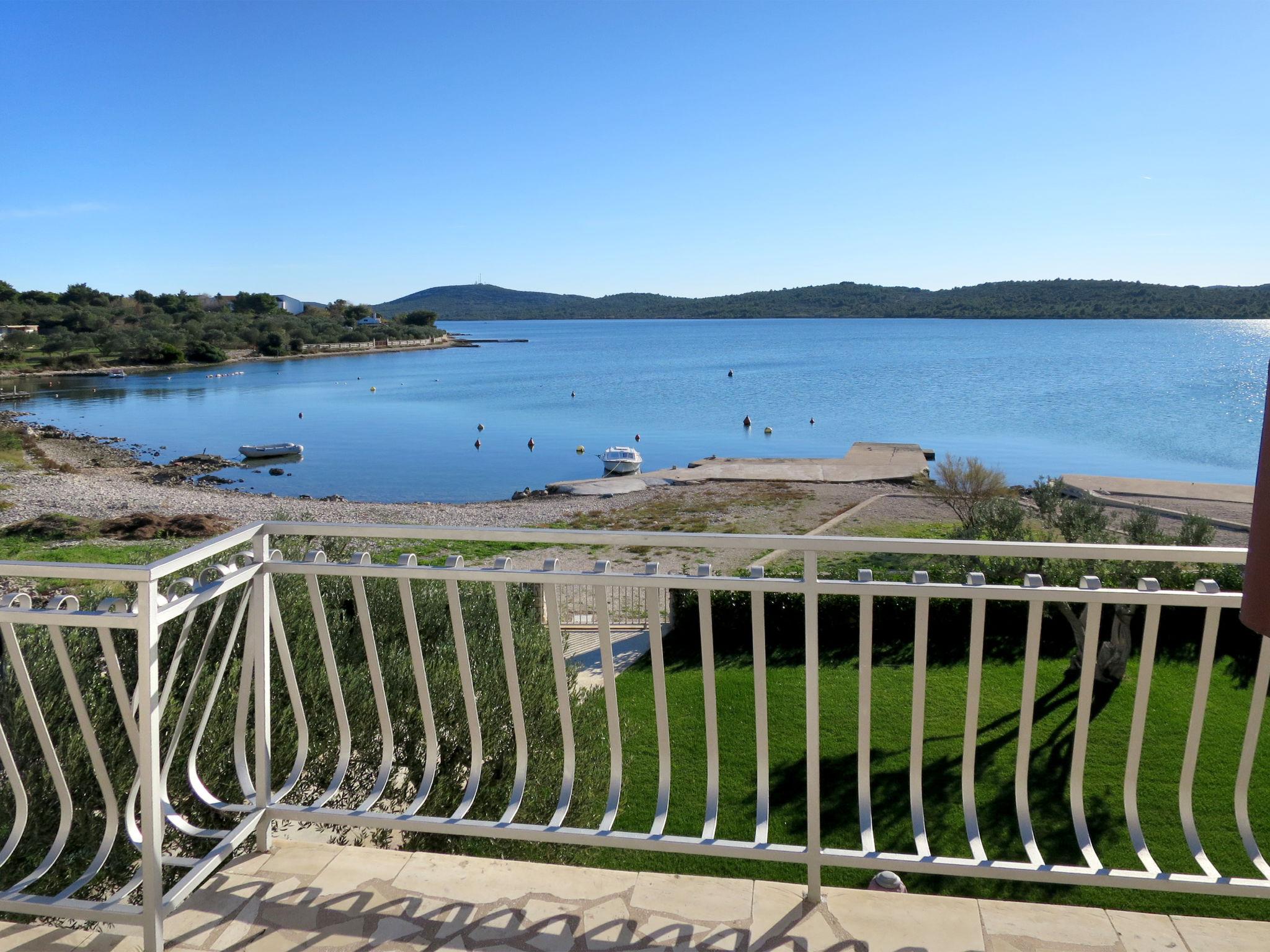 Photo 2 - Maison de 5 chambres à Pirovac avec terrasse et vues à la mer