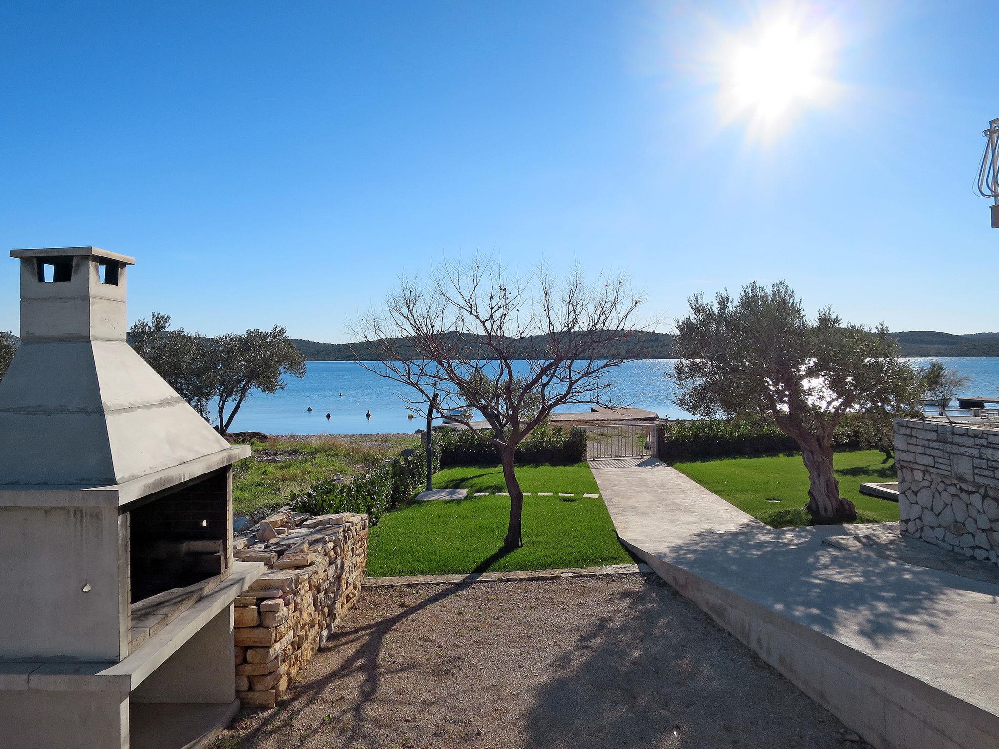 Photo 20 - Maison de 5 chambres à Pirovac avec terrasse et vues à la mer