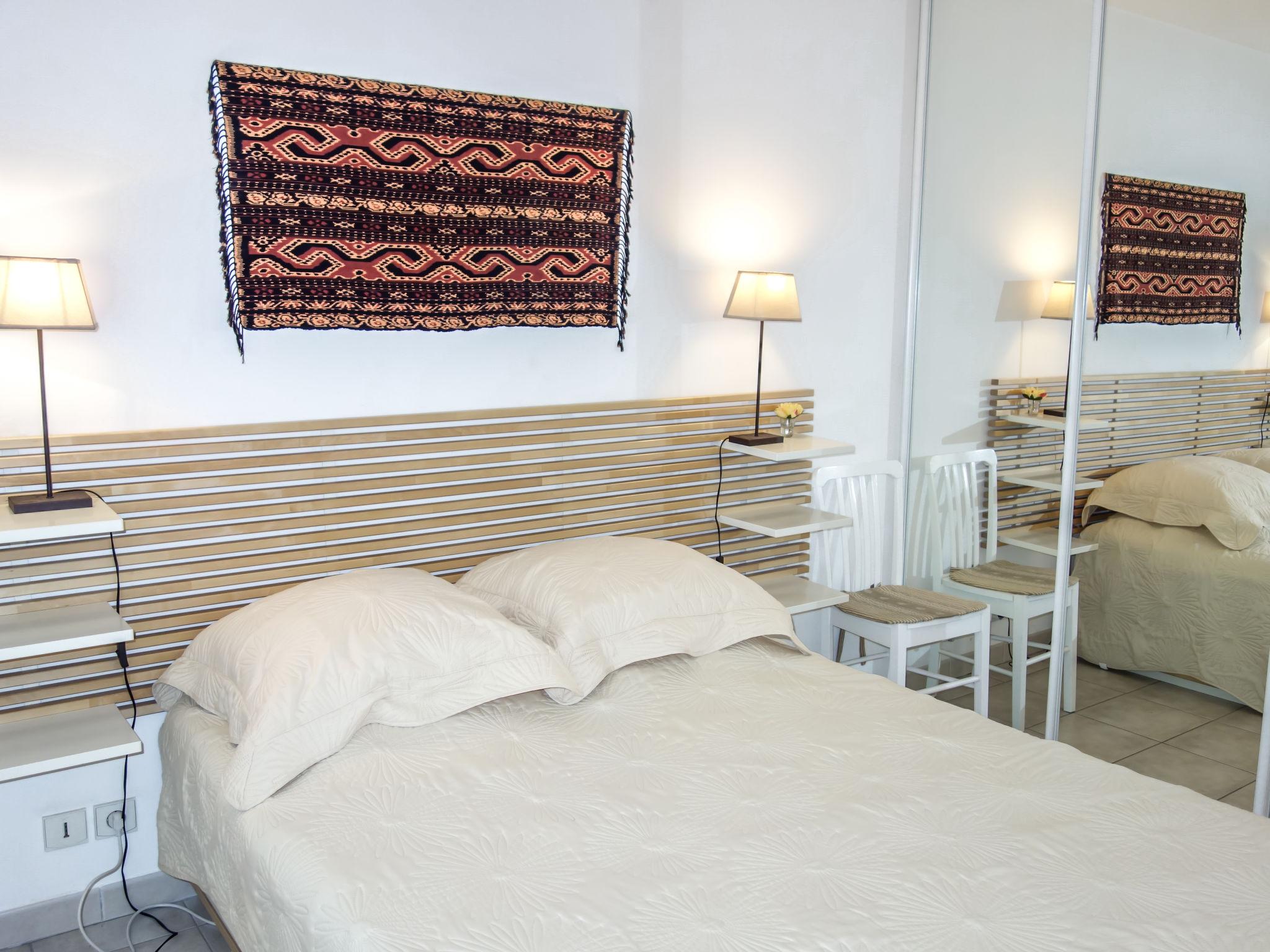 Foto 10 - Apartamento de 1 habitación en Saint-Cyr-sur-Mer con terraza y vistas al mar