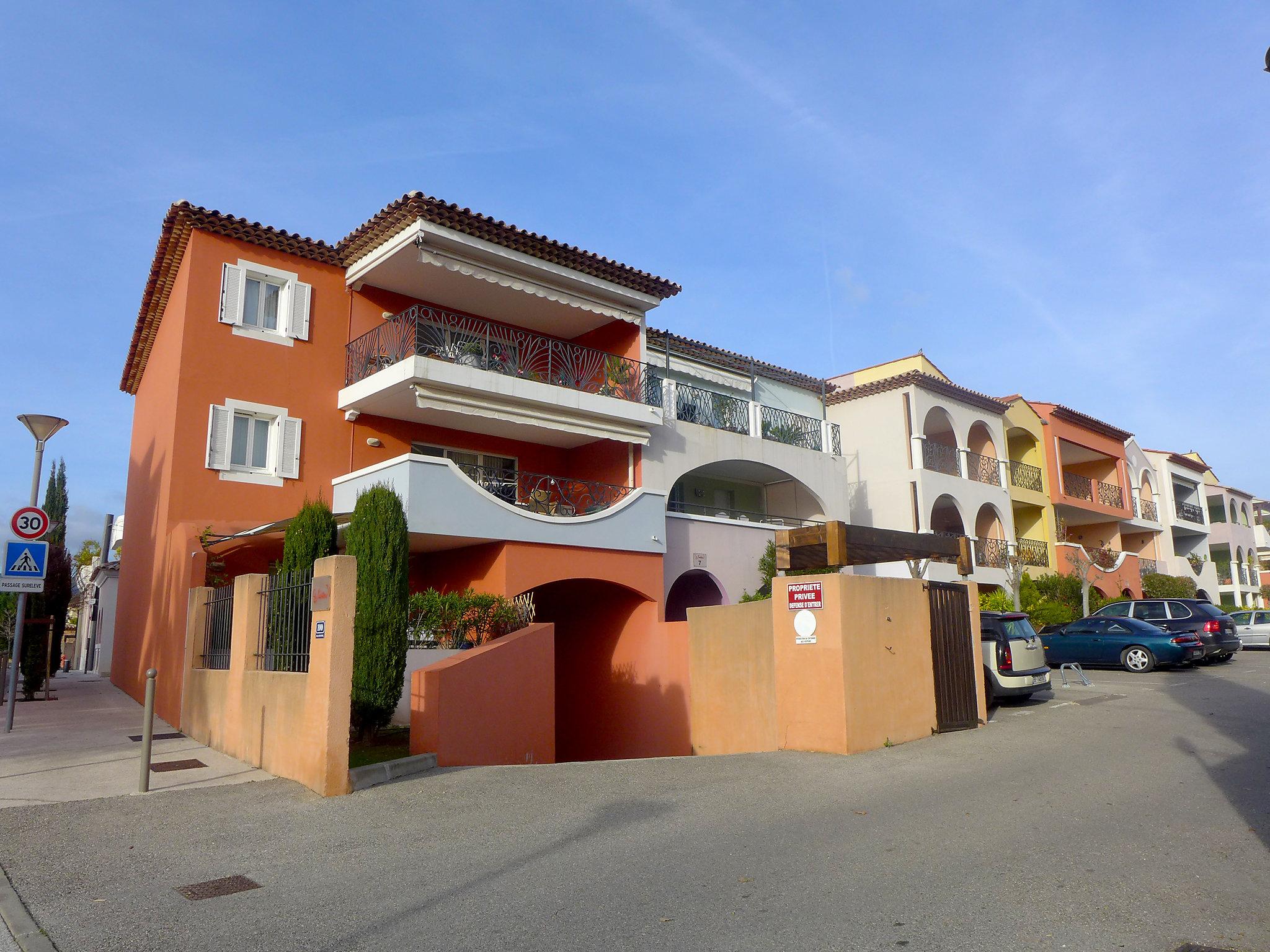 Foto 1 - Apartamento de 1 habitación en Saint-Cyr-sur-Mer con terraza y vistas al mar