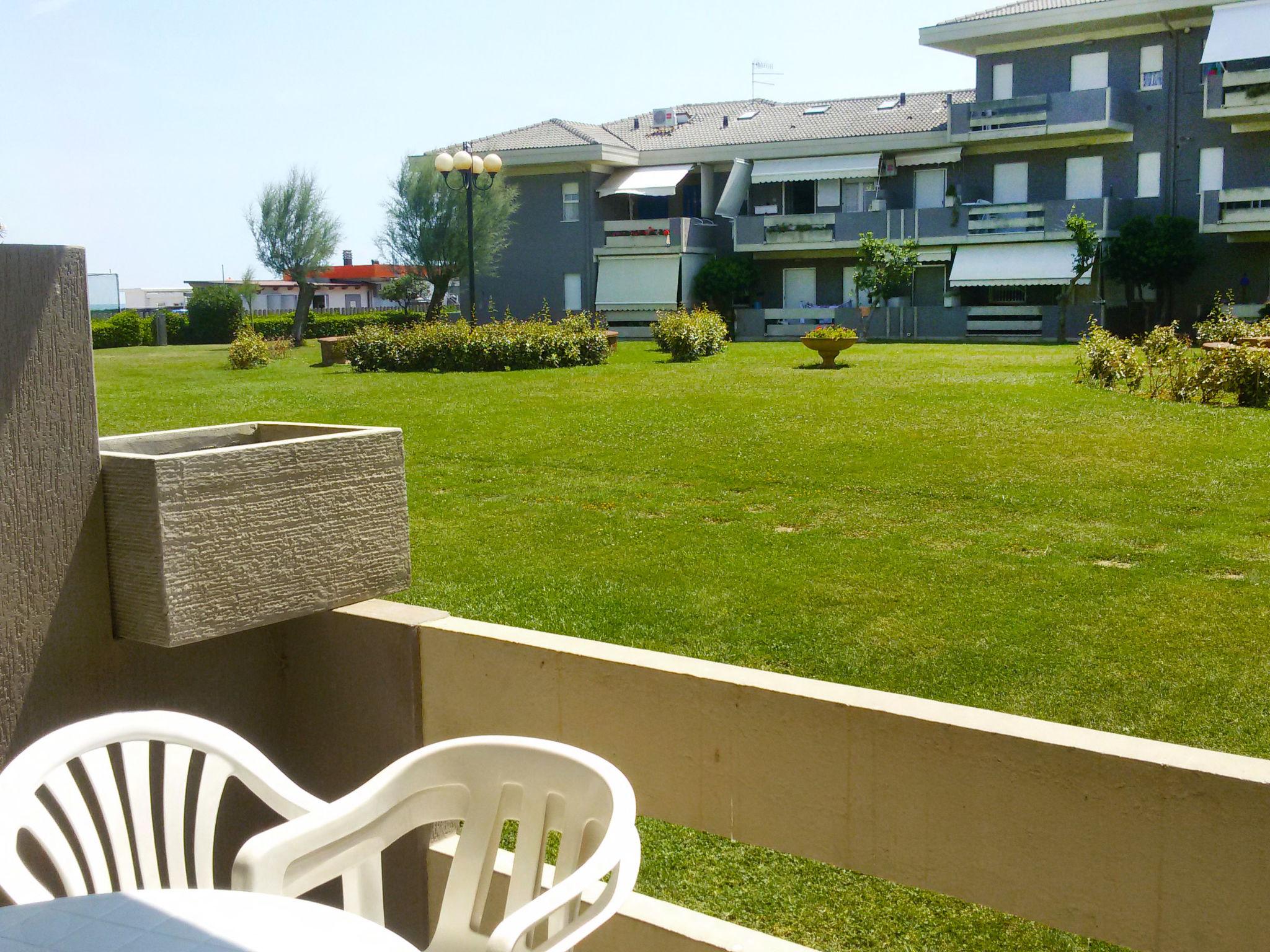 Photo 8 - Apartment in Silvi with garden and sea view