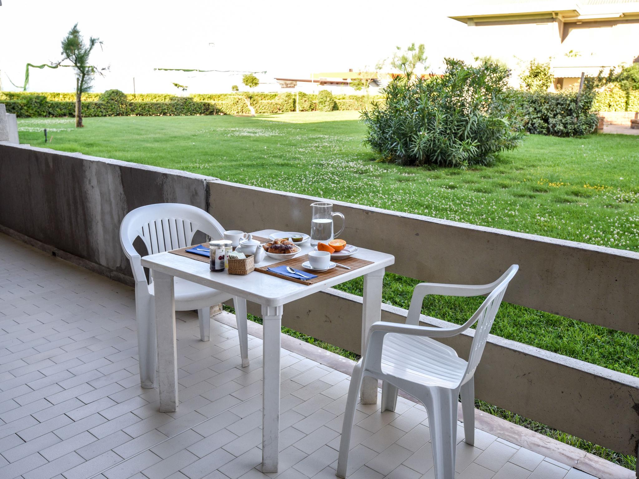 Photo 14 - 1 bedroom Apartment in Silvi with garden and sea view